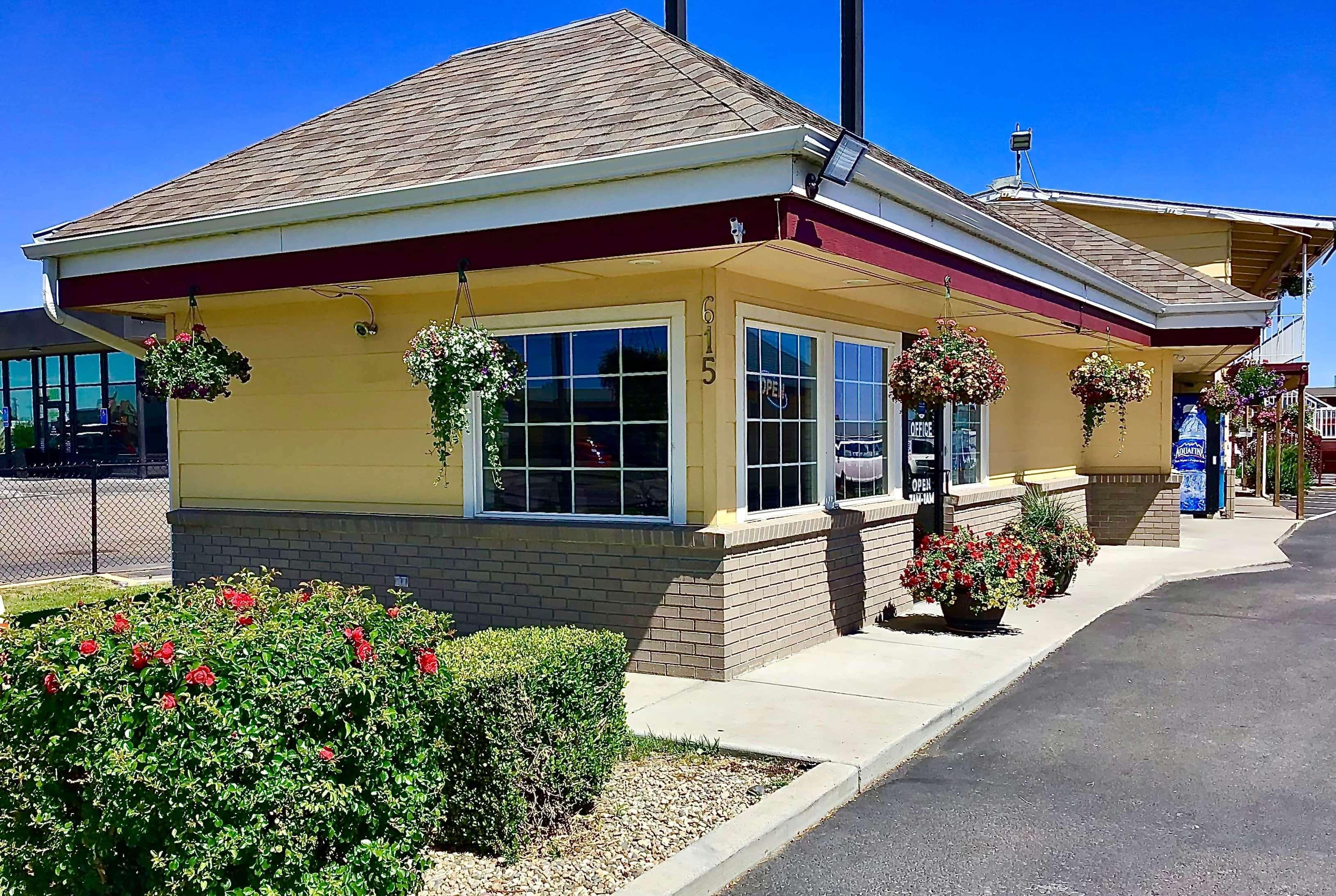 Motel Super 8 By Wyndham Ontario Esterno foto