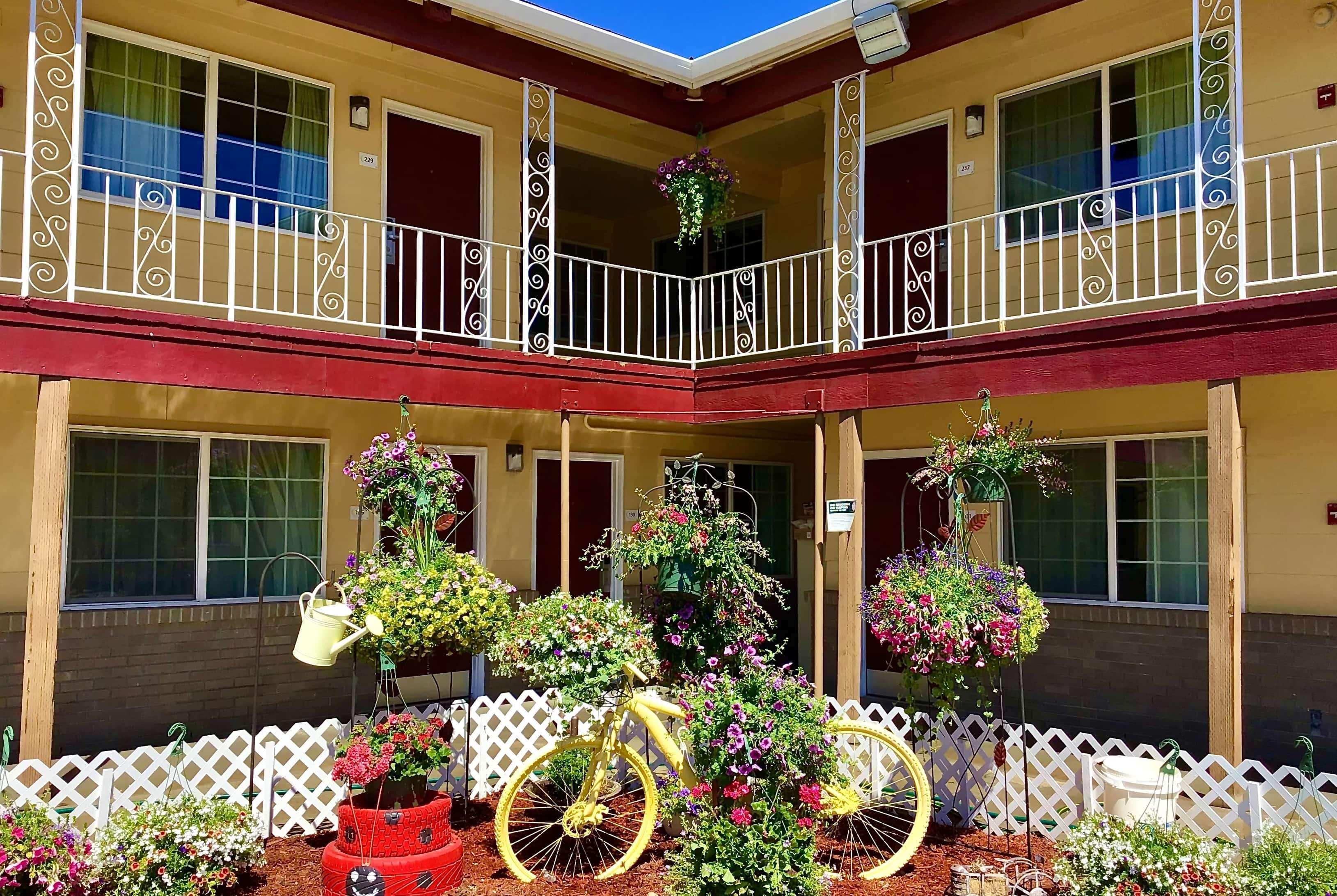 Motel Super 8 By Wyndham Ontario Esterno foto